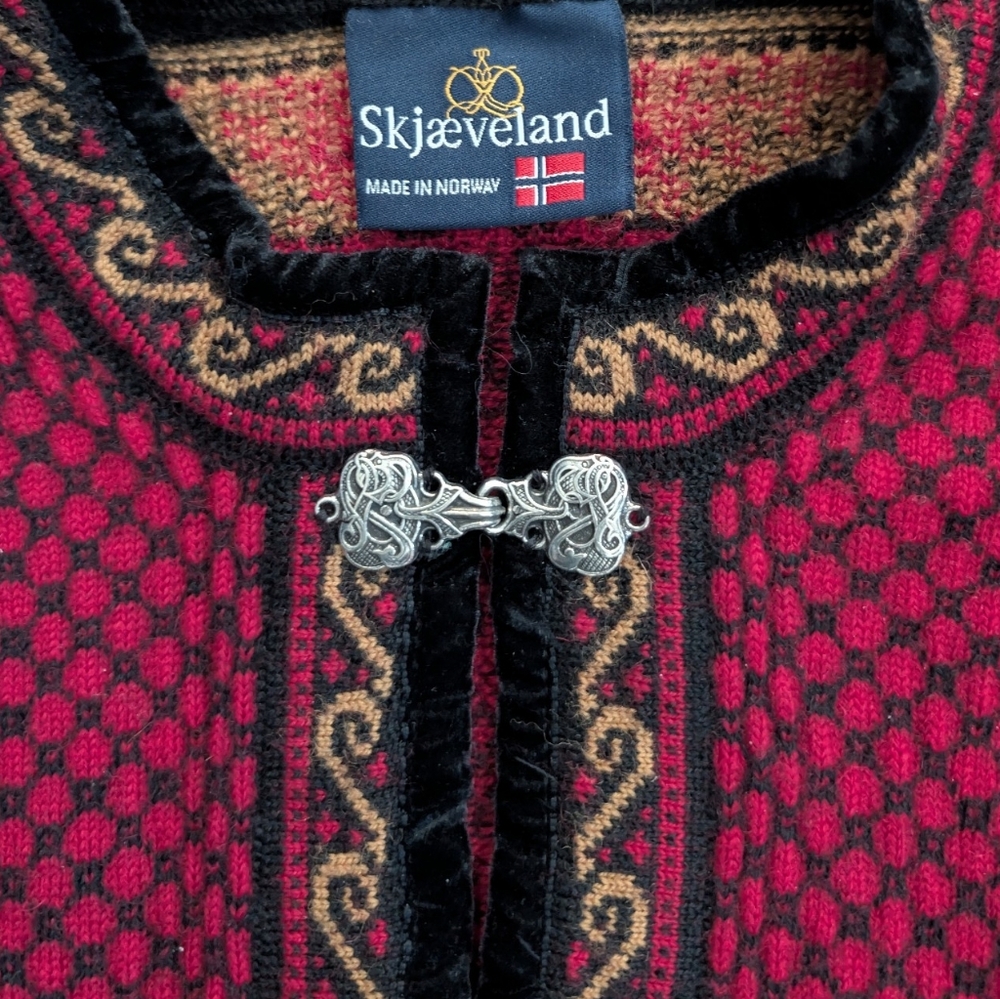 SKJÆVELAND Norway 100% Pure Wool Cardigan | Pewter Hooks | Red Nordic Heart MED - Picture 3 of 13